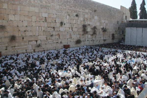 מחר בכותל המערבי: המונים בברכת הכוהנים המסורתית