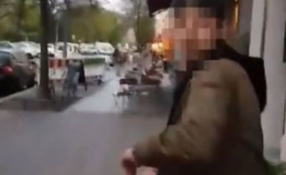 תיעוד מברלין: מוסלמי הכה יהודי- מכיוון שחבש כיפה