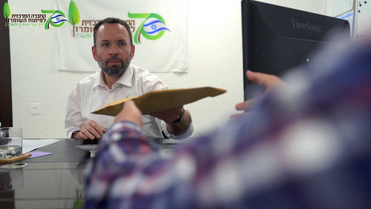 צפו: החבילה המסתורית שמסר מנכ"ל החל"פ שומרון