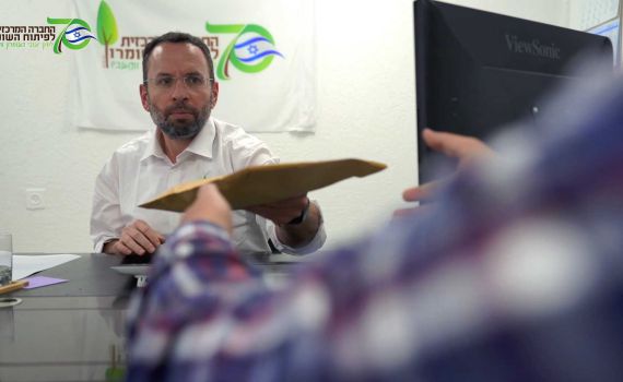 צפו: החבילה המסתורית שמסר מנכ"ל החל"פ שומרון