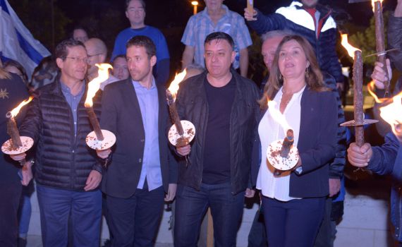 גבאי תוקף את הממשלה: "הפכו את הנשיא לבוגד"