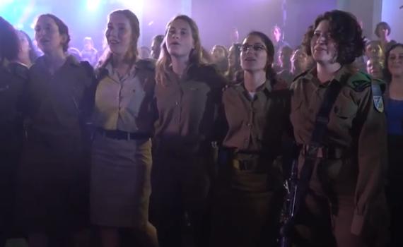 צפו: מאות חיילות דתיות משיבות לרבנים בשירה