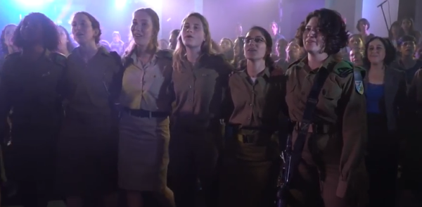 צפו: מאות חיילות דתיות משיבות לרבנים בשירה