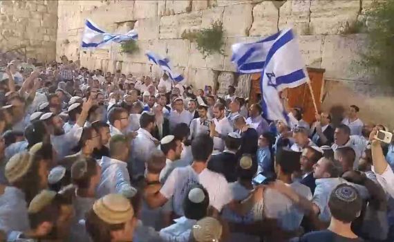 צפו: אלפים בתפילת ליל יום העצמאות בכותל המערבי