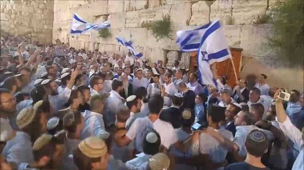 צפו: אלפים בתפילת ליל יום העצמאות בכותל המערבי