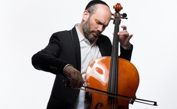 מרגש: יונתן רזאל שר לזכרם של 13 לוחמי גדוד נחשון