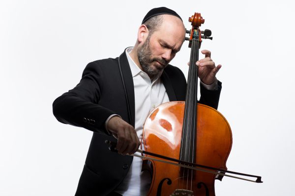 מרגש: יונתן רזאל שר לזכרם של 13 לוחמי גדוד נחשון