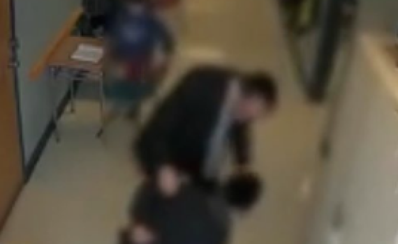 ברגע האחרון • צפו: מורה מציל ילד שנחנק מאוכל