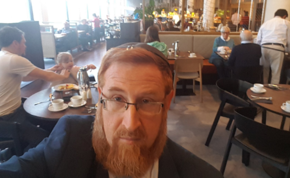 גליק עוקץ: "גם אני במלון שמגיש חזיר וגבינה צהובה"