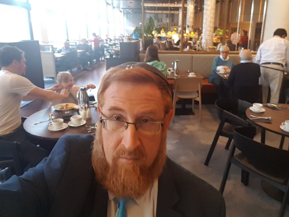 גליק עוקץ: "גם אני במלון שמגיש חזיר וגבינה צהובה"