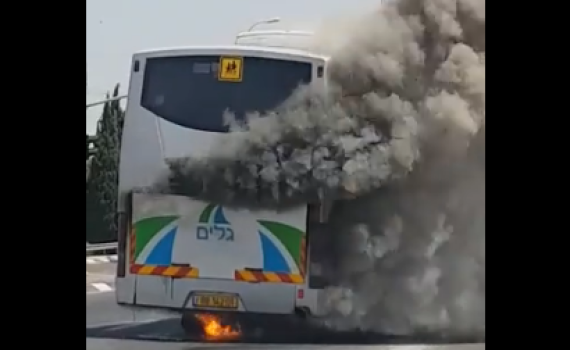 תיעוד דרמטי: תלמידים נמלטים מאוטובוס בוער. צפו