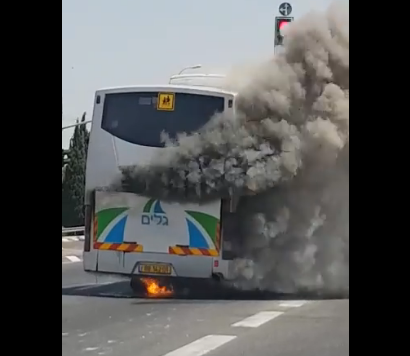 תיעוד דרמטי: תלמידים נמלטים מאוטובוס בוער. צפו