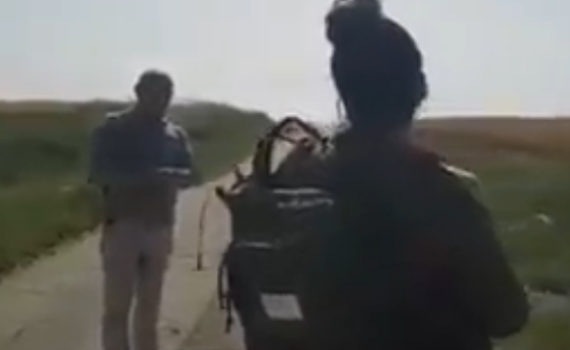 הרשת סוערת: פעילי שמאל תוקפים חיילי צה"ל. צפו