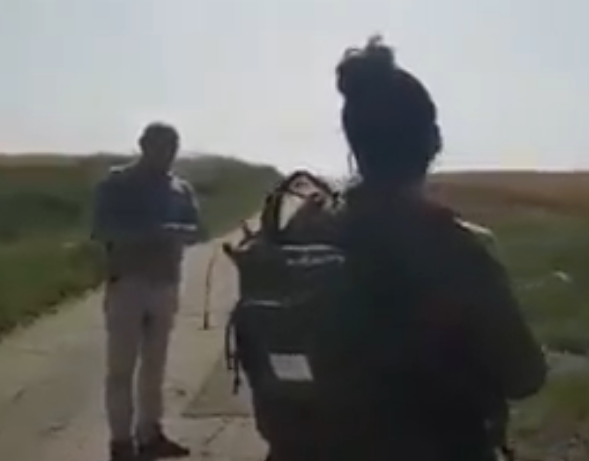 הרשת סוערת: פעילי שמאל תוקפים חיילי צה"ל. צפו