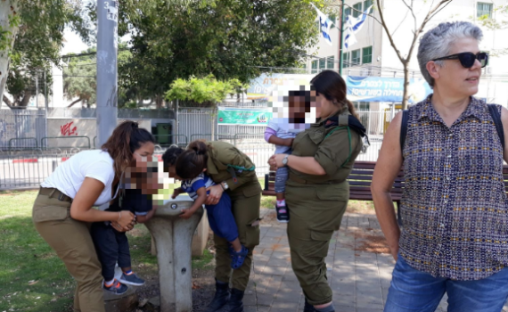 צה"ל: "פעילות החיילות עם המסתננים – בניגוד לנהלים"