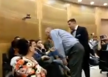ח"כ רוזנטל התנפל על פעילה בדיון בכנסת. צפו