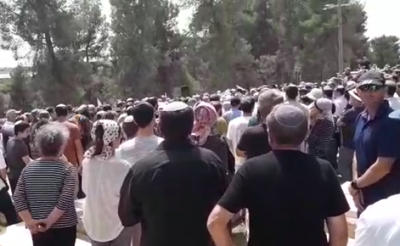 מרגש •צפו:הרב קנוהל הובא למנוחות בשירת 'ידיד נפש'
