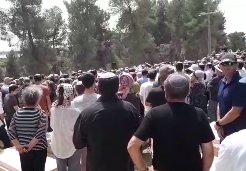 מרגש •צפו:הרב קנוהל הובא למנוחות בשירת 'ידיד נפש'