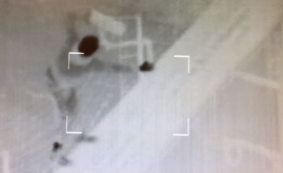 צפו: מחבל פוגע במצלמת אבטחה בגבול עזה ונעצר