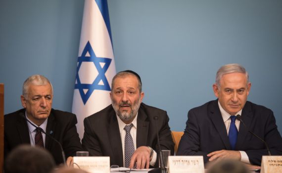 אחרי שחטף מהימין, נתניהו מזגזג וחוטף מהשמאל