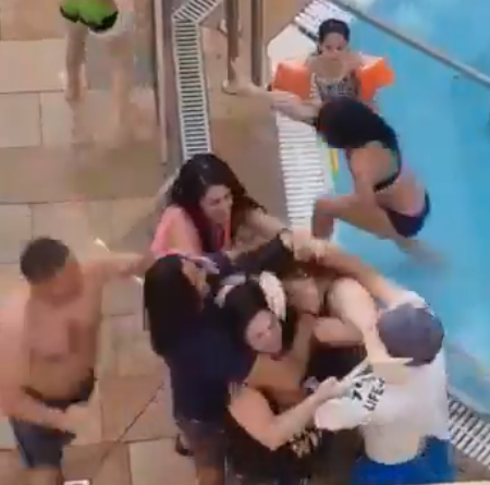 צפו: מציל ביקש מילדה לצאת מהבריכה- והותקף