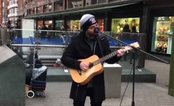 צפו: עומר אדם הופיע ברחוב וציטט את מסכת אבות