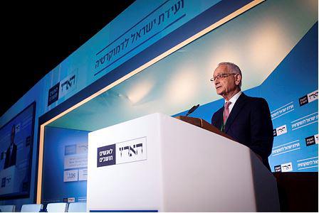 "'צבא הטבח לישראל', אדון שוקן? האם אינך מתבייש?"