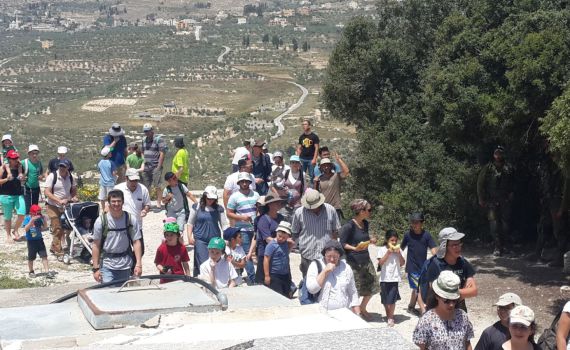 אלפים בשומרון; חגיגת אביב בפסח