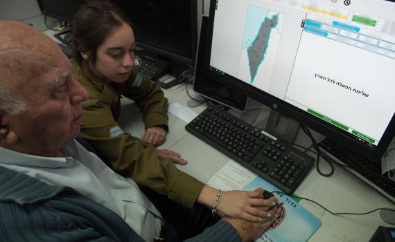 צפו: ניצול השואה שהפעיל את הצפירה עם נכדתו