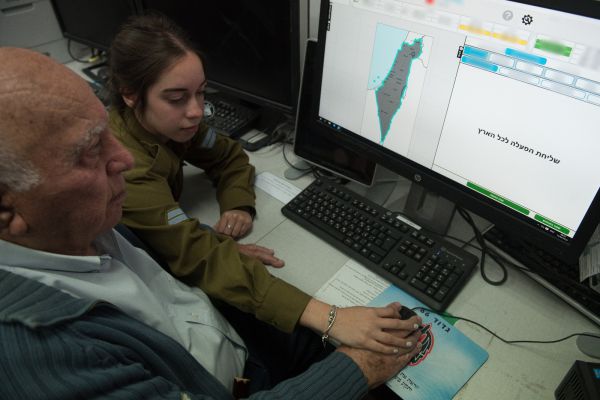 צפו: ניצול השואה שהפעיל את הצפירה עם נכדתו