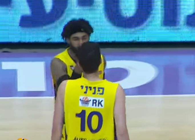 דרמה בהפועל חולון: שחקן תקף את חברו לקבוצה. צפו