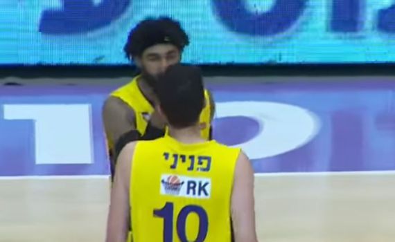 דרמה בהפועל חולון: שחקן תקף את חברו לקבוצה. צפו