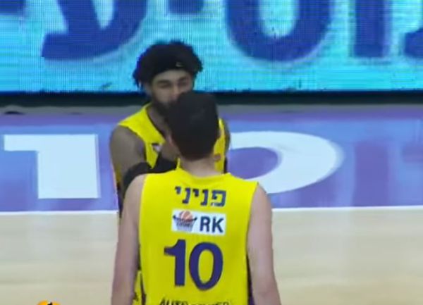 דרמה בהפועל חולון: שחקן תקף את חברו לקבוצה. צפו