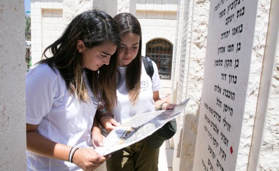 לטייל ולזכור: המיזם שמחבר בין השבילים לנופלים