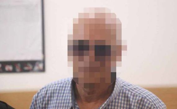 אביו של זמר מפורסם נעצר בחשד לעבירות מין בצעירה