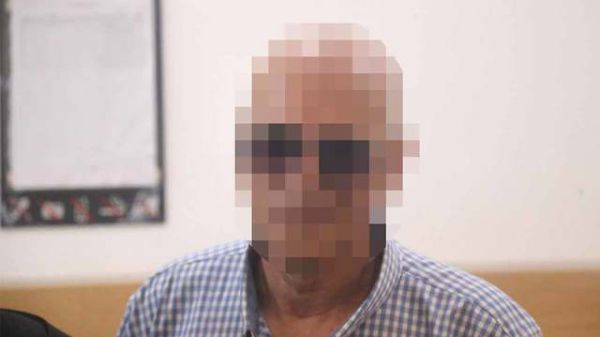 אביו של זמר מפורסם נעצר בחשד לעבירות מין בצעירה