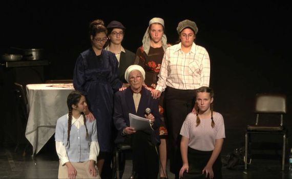 מרגש: תלמידות בהצגה משותפת עם ניצולות שואה