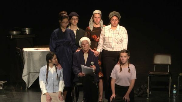 מרגש: תלמידות בהצגה משותפת עם ניצולות שואה