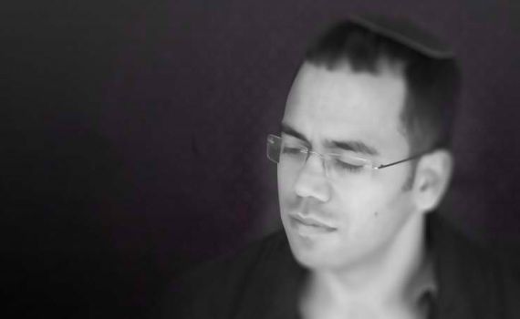 מרגש:מתי שריקי שר על רבו שנרצח בפיגוע• צפו