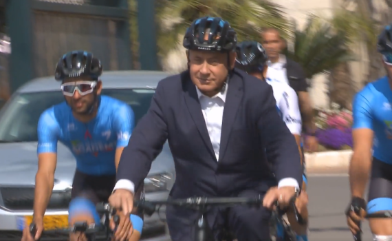 ענק: את נתניהו על אופניים כבר ראיתם?• צפו