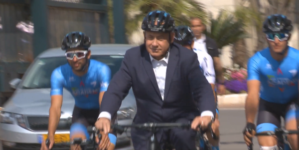 ענק: את נתניהו על אופניים כבר ראיתם?• צפו