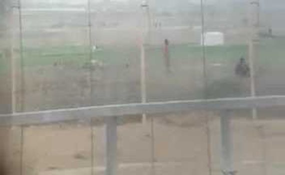 תיעוד: צלף פוגע בפלסטיני בעזה; הלוחמים צהלו