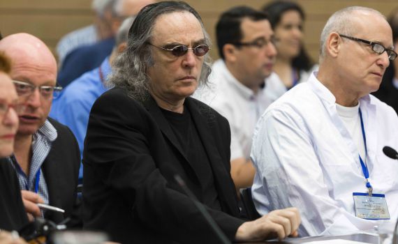 צביקה פיק חש ברע- המטוס נאלץ לבצע נחיתת חירום