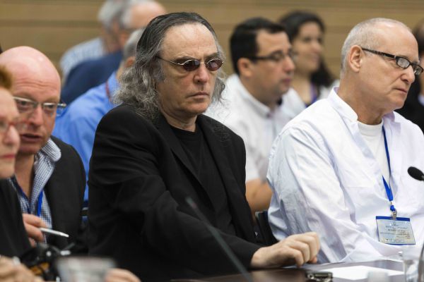 צביקה פיק חש ברע- המטוס נאלץ לבצע נחיתת חירום