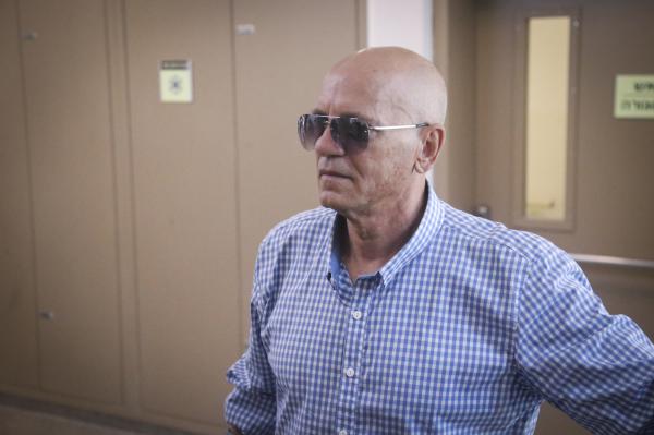 הותר לפרסום: זהו האמן שאביו הואשם בעבירות מין