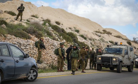 פלסטינים שדדו רכב מישראלית בכביש 5 ונמלטו לכפרם