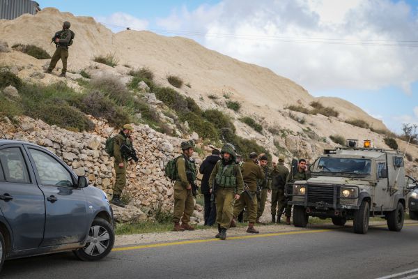 פלסטינים שדדו רכב מישראלית בכביש 5 ונמלטו לכפרם