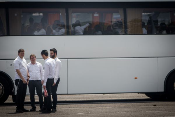 "ביטול תורה": הרב הראשי נגד עליה למירון