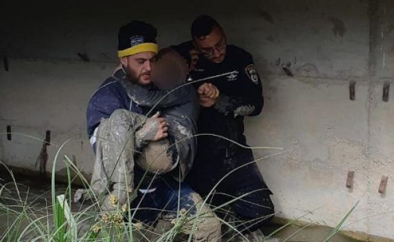 לפני החג:בן 9 הלוקה בשכלו אותר שקוע עמוק בבוץ