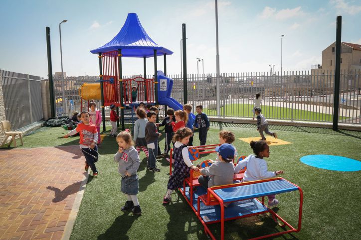 "לא ללמד ילדים בגן על השואה"